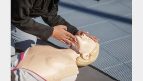 13세 아들이 심정지 아빠 구했다…“119 안내 따라 CPR”