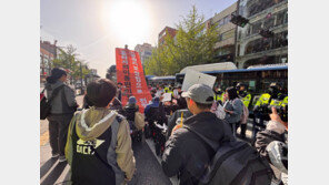 전장연, 버스 위 올라가 출근길 시위…경찰 1명 병원 이송