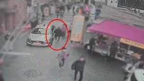 사이드미러에 팔 ‘툭’ 1000만원 뜯었다…80차례 손목치기 50대 구속
