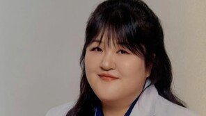 이국주, 의사 가운 입었다…“어색해 개그맨 표정 나와”