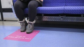 “저 임산부예요” 설명에도 발로 ‘툭툭’…지하철서 봉변당한 임신부
