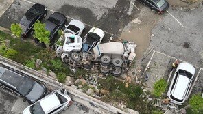 아파트 옹벽 들이받은 레미콘 5m 아래 추락…차량 8대 파손