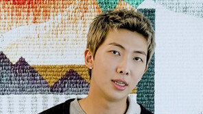 日매체 “RM, 시부야 건물 복도서 흡연…꽁초 버리기도”