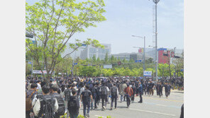 삼전 노조, 8차선 도로막고 집회…옆에선 소액주주 맞불 집회