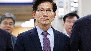 ‘대선 예비후보 명함 교부’ 김문수 1심 벌금 50만원…“선거법 취지 훼손”
