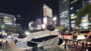 부산 연산교차로서 승용차끼리 충돌해 1대 전복…2명 경상