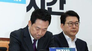 [정치 한 컷]당 지지도는 나락, 그래도 버티는 장동혁