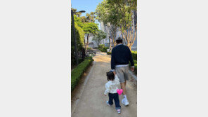 이병헌, 늦둥이 딸 손 꼭 잡고 산책…이민정은 ‘♥’ 이모티콘