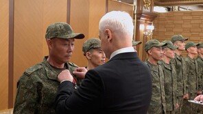 러시아 국방장관 방북… 북한군에 러 훈장 수여