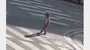 맨발로 도로 한복판 나온 두 살배기…무사히 엄마 품으로