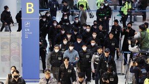 ‘송민호파’ ‘크리스파’ 57명 캄보디아서 송환…사기 피해액 539억