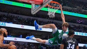 차세대 NBA 스타 플래그, 듀크대 옛 동료 크니플 꺾고 신인왕 등극