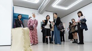 “한국 미술에 이미 왕관 씌워졌다”…세계적 아트페어 책임자들 감탄