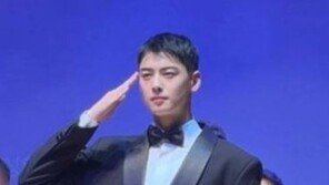 정장 차림 차은우 군악대서 경례…‘탈세 논란’후 근황 포착