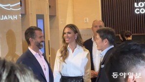 정용진 부인 콘서트 찾은 트럼프 장남…‘마가 모자’에 사인도