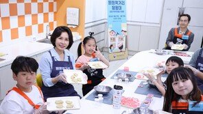 김혜경 여사, 당원병 환아들과 ‘희망쿠키’ 만들기 체험