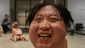 독일 미술관에 나타난… 김정은·머스크 얼굴의 ‘로봇 개’