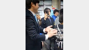 ‘손털기’ 논란 하정우 “수백명과 악수 처음…손 저렸다”