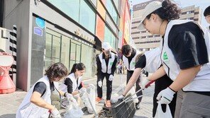 [포토]“빗물받이 안에 쌓인 담배꽁초도 쏙” …유니클로, 명동 일대 쓰레기 수거 활동