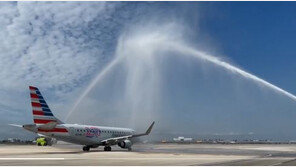 트럼프 덕분?…7년만에 美-베네수엘라 직항 재개 ‘축하 물대포’