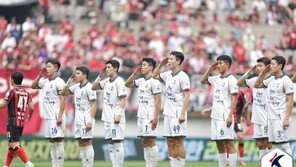 선두 서울, 안방서 김천에 2-3 패배…포항은‘동해안더비’ 극장승