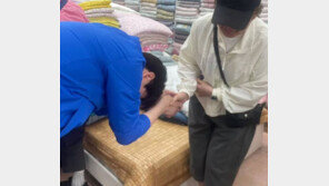 이것이 ‘맨손 악수’…하정우, ‘손털기’ 논란 뒤 사진 왕창 올려