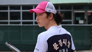 ‘꽁지머리’ 한 채 대표선서 문대용 “소아암 환자 위해 가발용 기부”