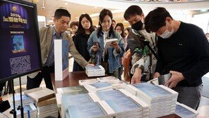 서점 매출도 3% 감소…출판업계 침체 속 웹툰·웹소설만 성장세