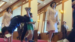 ‘대통령 앞에서 옆돌기 한 썰 푼다’…초등생 재간에 김 여사 ‘깜짝’