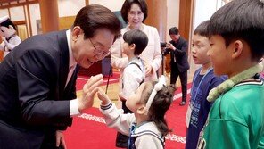 “대통령 되고 싶다”는 어린이에, 李 “5년밖에 못해” 웃음바다