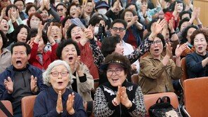신나는 노래에 손뼉이 저절로 쳐지네