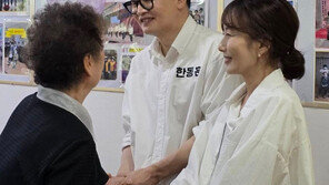 ‘큰절 올리고 셀카 찍고’ 한동훈 부부 첫 동반 행보