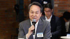 신한금융 경영진, 강북구 어르신 가정에 과일키트 전달