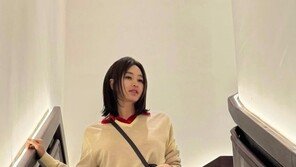 김혜수, 초미니 스커트로 뽐낸 각선미…55세에도 바비 인형 그 자체