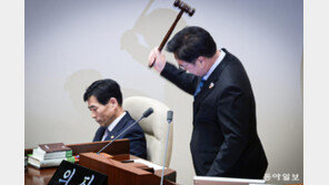 [정치 한 컷]개헌안 상정 무산…이 악물고 의사봉 내리친 우원식