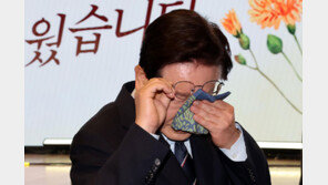 李, 순직자 부모에 카네이션 달며 눈물… “국가가 자식 도리 할것”
