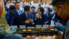 “이게 더 맛있네” 李대통령 부부, 남대문시장서 1인 1호떡 