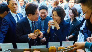 “이게 더 맛있네” 李대통령 부부, 남대문시장서 1인 1호떡 