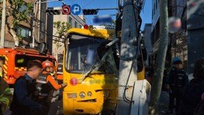 동대문구서 셔틀버스 전신주 충돌…운전자 “감기약 먹었다”