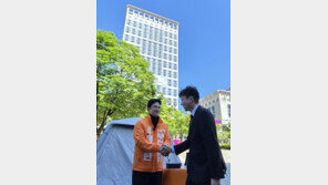 이준석 “TV토론 배제, 청년정치 가로막아”…정이한 단식 현장 방문