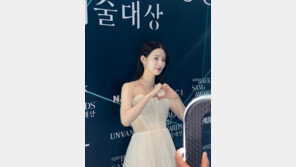 신시아, ‘백상’ 밝힌 순백의 여신… 순수 비주얼 눈길