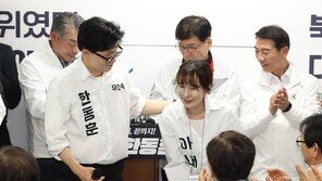 ‘찰밥 할머니’ 모셔온 한동훈 “청와대 가면 제일 먼저 모시겠다”