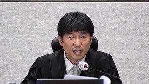 공수처, ‘룸살롱 술접대 의혹’ 지귀연 부장판사 첫 소환 조사