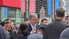 국내 백화점 둘러본 LVMH 회장, 매장 도면까지 ‘꼼꼼 체크’ 눈길