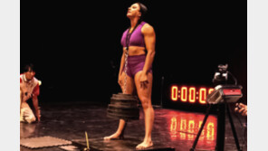 머리카락으로 75kg ‘번쩍’…서커스 女공연가, 세계 신기록