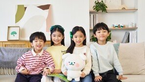 우산 안으로 행복 앞으로… 5월에는 어린이에게 기부하세요