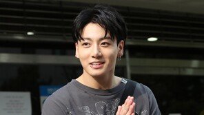 BTS 정국-기업인 명의 도용… 380억 턴 中총책 압송