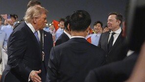 국무-국방 제치고…전용기서 트럼프 바로 뒤에 내린 사람은?