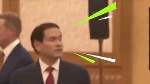 “저기 천장 좀 봐, 헤그세스”…인민대회당 신기한 美국무 ‘화제’