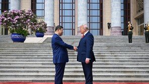 習 악수때 손 위로, 트럼프는 팔 툭툭 ‘기싸움’… 中황제가 제사 지내던 톈탄공원 함께 둘러봐